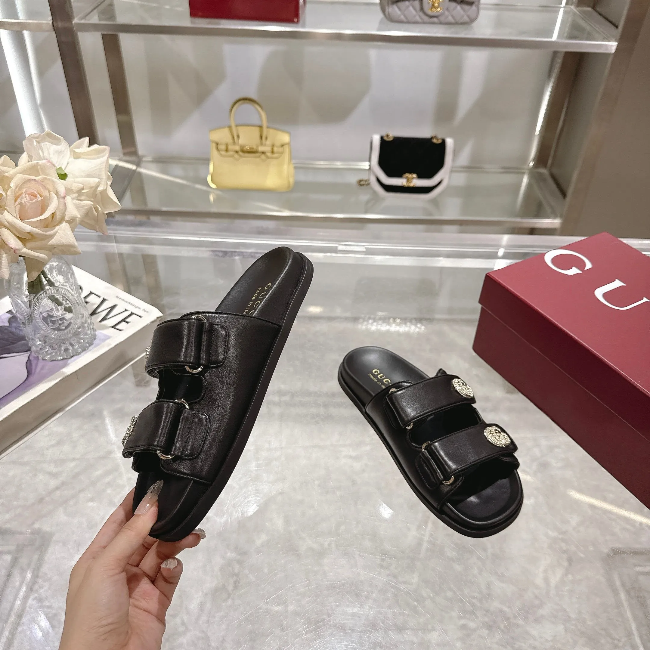 Wholesale direct sales 260👟👟 Gucci’s modern design aesthetic explores the path of unique craftsmanship, cleverly integrating the brand’s classic elements with its beloved brand identity. The sandal is embellished with the beloved Double G hardware, adding a touch of understated branding to the design, complementing the versatility of the Velcro straps. Women Light gold tone hardware Sheepskin lining Double G Rubber sole Velcro fastening Flat sole